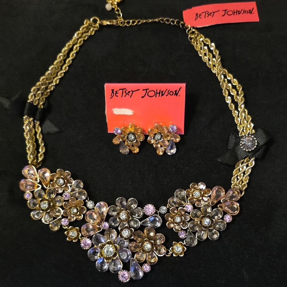 NEVER WORN,Betsey Johnson Gold& Purple Floral Necklace With Matching Earrings